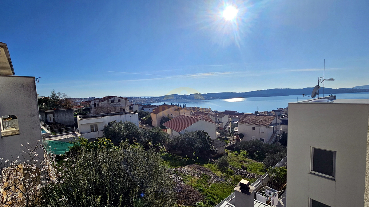 Appartamento trilocale a Okrug Gornji/Čiovo con ampia terrazza, garage e vista mare